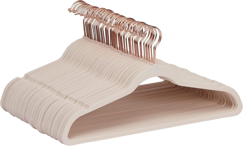 Amazon Basics perchas para ropa, antideslizantes, delgadas, con acabado de terciopelo, Paquete de 50, tono rosado/dorado rosa