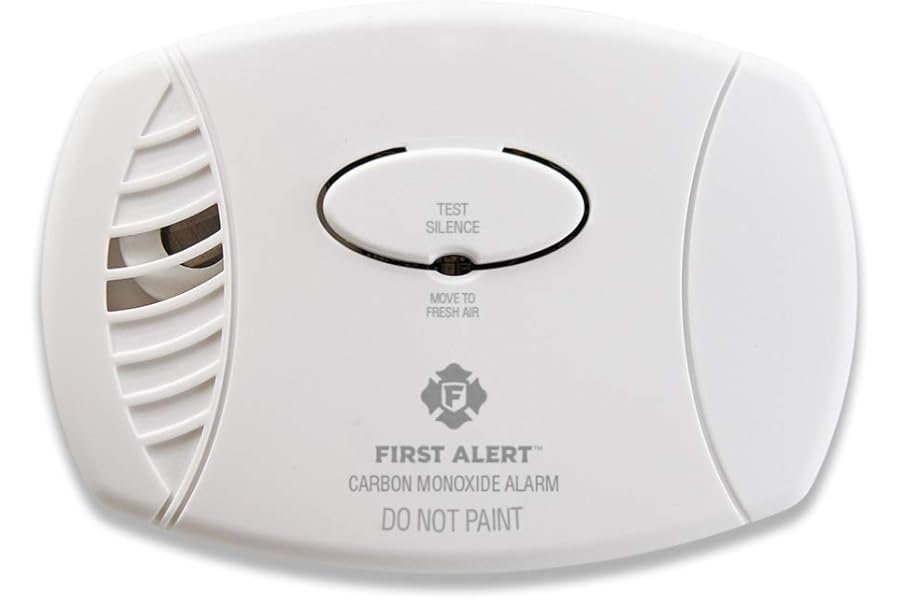 First Alert Carbon Monoxide Detector, Plug-In Alarm with Battery Backup, CO606, White, 1-Pack