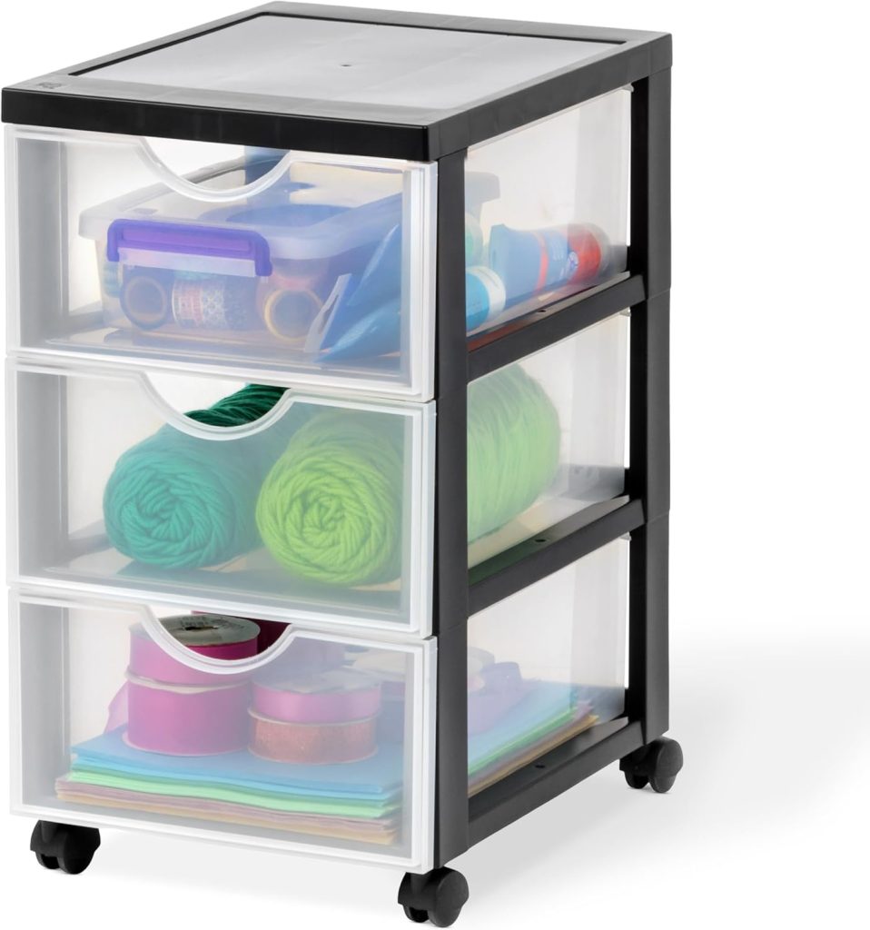 Iris Ohyama, Tour de rangement à Roulettes en Plastique, 3 Tiroirs Moyens, Noir, Ouverture Facile, Meuble de Rangement, Papeterie, pour Chambre, Salle de Bain, École & Bureau, Sans BPA, DDDC-003 | Commode chambre, rangement salle de bain ou organisateur dressing. Une colonne de rangement polyvalente sur roulettes