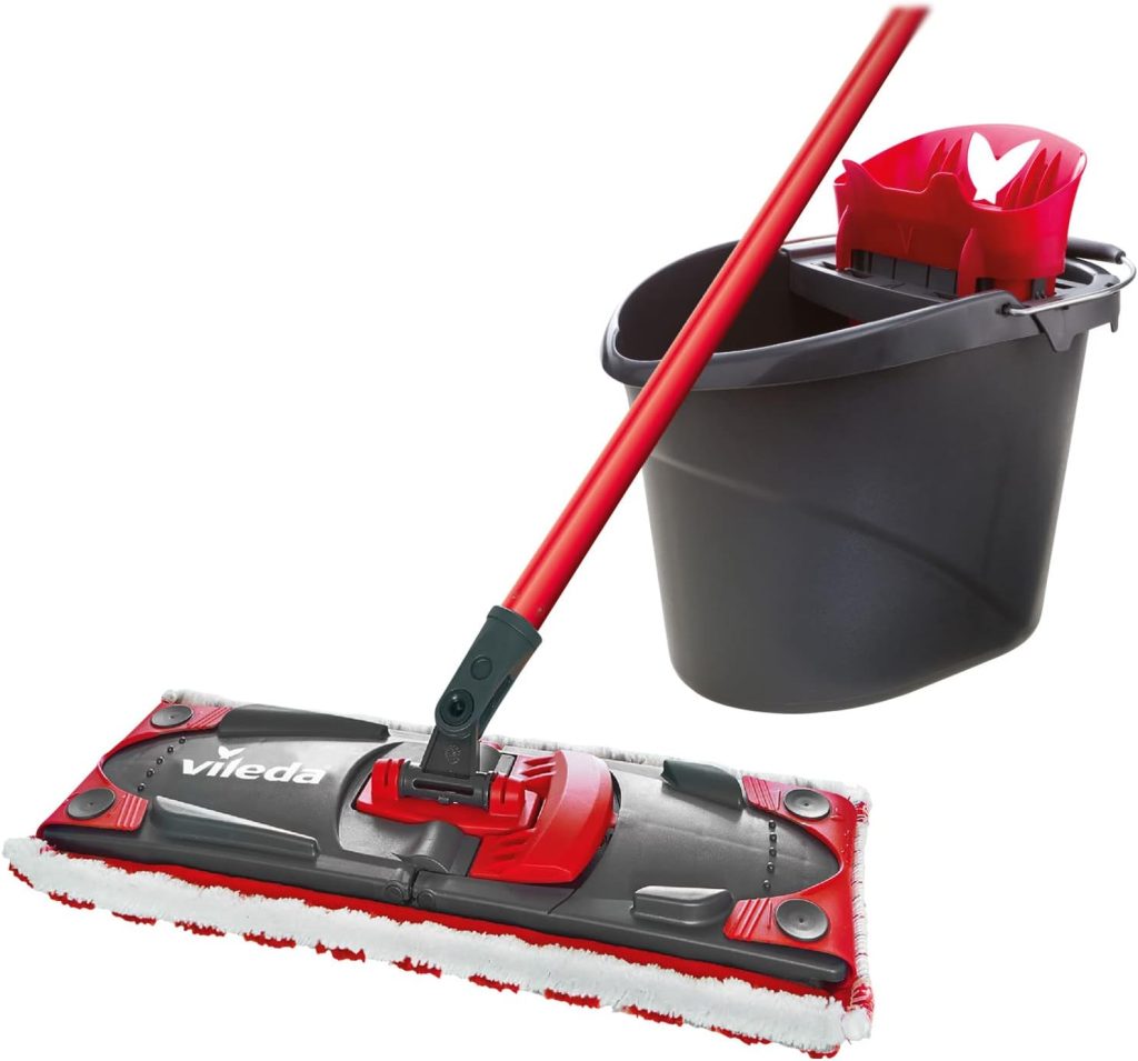 Vileda - Set Balai Serpillière - Nettoyage Efficace sans se Mouiller Les Mains - Housse Microfibre 2 en 1 - Balai Plat Zone Microfibre - Kit UltraMax Power avec Seau Vileda Essoreur - Nettoyeur Sol | Noir/rouge - Vinyle bois céramique - Kit complet - 155737