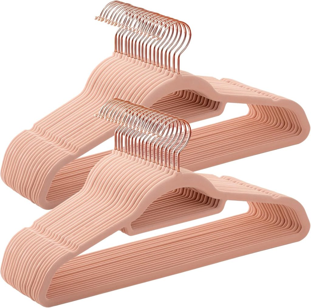 SONGMICS Percha de Terciopelo, Juego de 50, Antideslizantes, 43,5 cm Largo | Con Barra Corbata y Gancho Oro Rosa, 0,6 cm Espesor, Ahorra Espacio, Rosa coralino, Colección BREANNA CRF21PK50